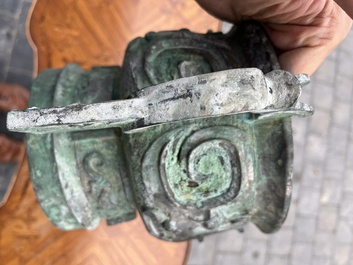 Importante coupe rituelle en bronze de type 'gui', Chine, probablement &eacute;poque des Royaumes Combattants