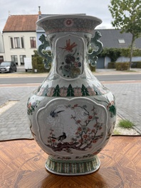 Vase en porcelaine de Chine famille verte &agrave; d&eacute;cor d'oiseaux et d'insects parmi des branches fleuries, marque de Kangxi, 19&egrave;me si&egrave;cle