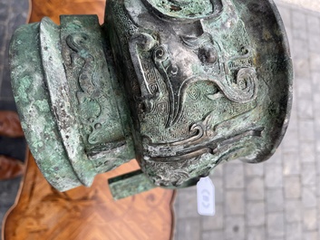 Importante coupe rituelle en bronze de type 'gui', Chine, probablement &eacute;poque des Royaumes Combattants