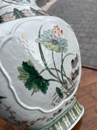 Vase en porcelaine de Chine famille verte &agrave; d&eacute;cor d'oiseaux et d'insects parmi des branches fleuries, marque de Kangxi, 19&egrave;me si&egrave;cle