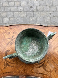 Importante coupe rituelle en bronze de type 'gui', Chine, probablement &eacute;poque des Royaumes Combattants