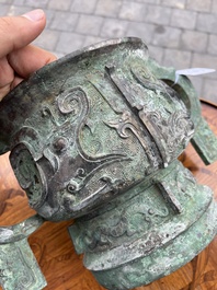 Importante coupe rituelle en bronze de type 'gui', Chine, probablement &eacute;poque des Royaumes Combattants