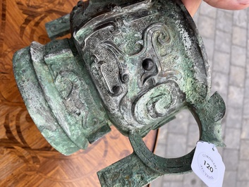 Importante coupe rituelle en bronze de type 'gui', Chine, probablement &eacute;poque des Royaumes Combattants