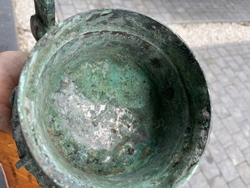 Importante coupe rituelle en bronze de type 'gui', Chine, probablement &eacute;poque des Royaumes Combattants