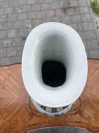 Vase en porcelaine de Chine famille verte &agrave; d&eacute;cor d'oiseaux et d'insects parmi des branches fleuries, marque de Kangxi, 19&egrave;me si&egrave;cle