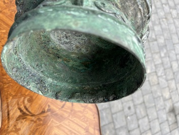 Importante coupe rituelle en bronze de type 'gui', Chine, probablement &eacute;poque des Royaumes Combattants