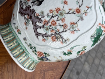 Vase en porcelaine de Chine famille verte &agrave; d&eacute;cor d'oiseaux et d'insects parmi des branches fleuries, marque de Kangxi, 19&egrave;me si&egrave;cle