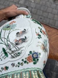 Vase en porcelaine de Chine famille verte &agrave; d&eacute;cor d'oiseaux et d'insects parmi des branches fleuries, marque de Kangxi, 19&egrave;me si&egrave;cle