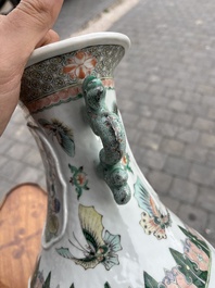 Vase en porcelaine de Chine famille verte &agrave; d&eacute;cor d'oiseaux et d'insects parmi des branches fleuries, marque de Kangxi, 19&egrave;me si&egrave;cle