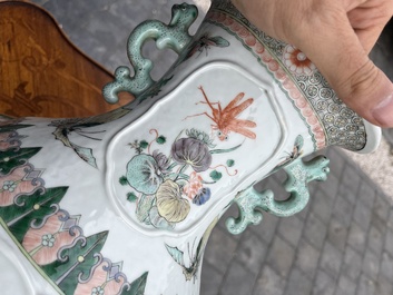 Vase en porcelaine de Chine famille verte &agrave; d&eacute;cor d'oiseaux et d'insects parmi des branches fleuries, marque de Kangxi, 19&egrave;me si&egrave;cle