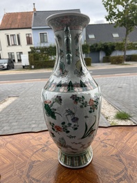 Vase en porcelaine de Chine famille verte &agrave; d&eacute;cor d'oiseaux et d'insects parmi des branches fleuries, marque de Kangxi, 19&egrave;me si&egrave;cle