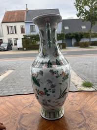 Vase en porcelaine de Chine famille verte &agrave; d&eacute;cor d'oiseaux et d'insects parmi des branches fleuries, marque de Kangxi, 19&egrave;me si&egrave;cle