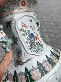 Vase en porcelaine de Chine famille verte &agrave; d&eacute;cor d'oiseaux et d'insects parmi des branches fleuries, marque de Kangxi, 19&egrave;me si&egrave;cle