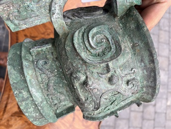 Importante coupe rituelle en bronze de type 'gui', Chine, probablement &eacute;poque des Royaumes Combattants