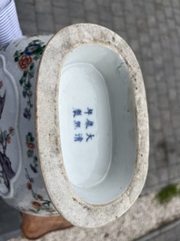 Vase en porcelaine de Chine famille verte &agrave; d&eacute;cor d'oiseaux et d'insects parmi des branches fleuries, marque de Kangxi, 19&egrave;me si&egrave;cle