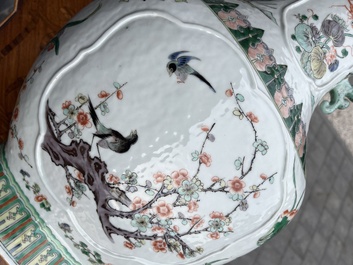 Vase en porcelaine de Chine famille verte &agrave; d&eacute;cor d'oiseaux et d'insects parmi des branches fleuries, marque de Kangxi, 19&egrave;me si&egrave;cle