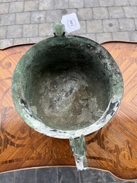 Importante coupe rituelle en bronze de type 'gui', Chine, probablement &eacute;poque des Royaumes Combattants