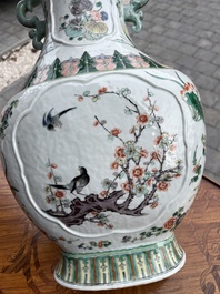 Vase en porcelaine de Chine famille verte &agrave; d&eacute;cor d'oiseaux et d'insects parmi des branches fleuries, marque de Kangxi, 19&egrave;me si&egrave;cle