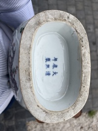 Vase en porcelaine de Chine famille verte &agrave; d&eacute;cor d'oiseaux et d'insects parmi des branches fleuries, marque de Kangxi, 19&egrave;me si&egrave;cle