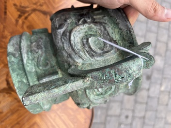 Importante coupe rituelle en bronze de type 'gui', Chine, probablement &eacute;poque des Royaumes Combattants