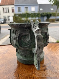 Importante coupe rituelle en bronze de type 'gui', Chine, probablement &eacute;poque des Royaumes Combattants