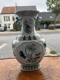 Vase en porcelaine de Chine famille verte &agrave; d&eacute;cor d'oiseaux et d'insects parmi des branches fleuries, marque de Kangxi, 19&egrave;me si&egrave;cle