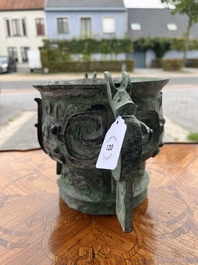 Importante coupe rituelle en bronze de type 'gui', Chine, probablement &eacute;poque des Royaumes Combattants