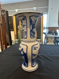 Vase de forme yenyen en porcelaine de Chine bleu et blanc &agrave; d&eacute;cor de 'Hai Wu Tian Shou 海屋添壽', Kangxi
