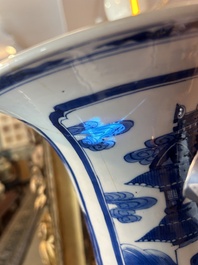 Vase de forme yenyen en porcelaine de Chine bleu et blanc &agrave; d&eacute;cor de 'Hai Wu Tian Shou 海屋添壽', Kangxi