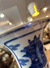 Vase de forme yenyen en porcelaine de Chine bleu et blanc &agrave; d&eacute;cor de 'Hai Wu Tian Shou 海屋添壽', Kangxi