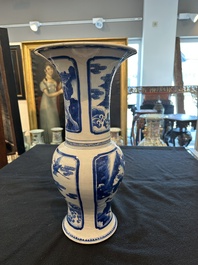 Vase de forme yenyen en porcelaine de Chine bleu et blanc &agrave; d&eacute;cor de 'Hai Wu Tian Shou 海屋添壽', Kangxi