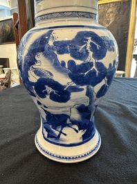 Vase de forme yenyen en porcelaine de Chine bleu et blanc &agrave; d&eacute;cor de 'Hai Wu Tian Shou 海屋添壽', Kangxi