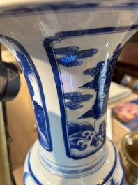 Vase de forme yenyen en porcelaine de Chine bleu et blanc &agrave; d&eacute;cor de 'Hai Wu Tian Shou 海屋添壽', Kangxi