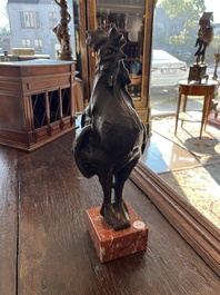 Rembrandt Bugatti (1884-1916): Coq, bronze &agrave; patine brune sur socle en marbre, 20&egrave;me si&egrave;cle