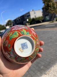Bol en porcelaine de Chine famille rose &agrave; fond rouge, marque de Daoguang, 20&egrave;me si&egrave;cle