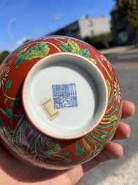 Bol en porcelaine de Chine famille rose &agrave; fond rouge, marque de Daoguang, 20&egrave;me si&egrave;cle