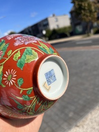 Bol en porcelaine de Chine famille rose &agrave; fond rouge, marque de Daoguang, 20&egrave;me si&egrave;cle