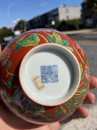 Bol en porcelaine de Chine famille rose &agrave; fond rouge, marque de Daoguang, 20&egrave;me si&egrave;cle