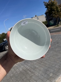 Bol en porcelaine de Chine famille rose &agrave; fond rouge, marque de Daoguang, 20&egrave;me si&egrave;cle