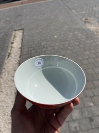 Bol en porcelaine de Chine famille rose &agrave; fond rouge, marque de Daoguang, 20&egrave;me si&egrave;cle