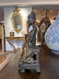 Sculpture d'un dignitaire ou lettr&eacute; en bronze dor&eacute; et laqu&eacute;, Chine, Ming