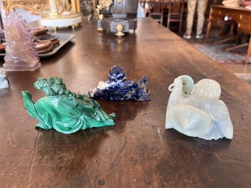 Collection de 22 sculptures en pierre dure, dont du cristal, du jade, du quartz, de l'&oelig;il de tigre et de la turquoise, Chine, 19&egrave;me/20&egrave;me si&egrave;cle