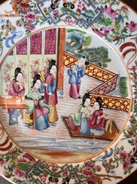 Neuf assiettes en porcelaine de Chine famille rose de Canton &agrave; d&eacute;cor de sc&egrave;nes de palais, 19&egrave;me si&egrave;cle