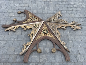 Collection vari&eacute;e de sculptures architecturales de style n&eacute;ogothique en bois partiellement dor&eacute; et polychrom&eacute;, Belgique, vers 1900