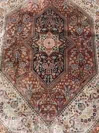Tapis oriental de type Qom (Qum/Ghom) en soie &agrave; d&eacute;cor floral, deuxi&egrave;me moiti&eacute; du 20&egrave;me si&egrave;cle