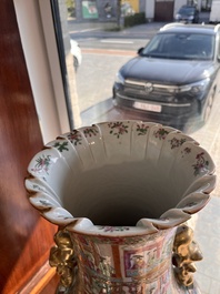 Vase en porcelaine de Chine famille rose de Canton &agrave; d&eacute;cor floral et de sc&egrave;nes de palais, 19&egrave;me si&egrave;cle