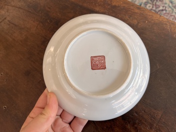 Quatre soucoupes et un bol couvert en porcelaine de Chine famille rose &agrave; d&eacute;cor 'Wu Shuang Pu', 19&egrave;me si&egrave;cle