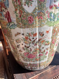 Vase en porcelaine de Chine famille rose de Canton &agrave; d&eacute;cor floral et de sc&egrave;nes de palais, 19&egrave;me si&egrave;cle