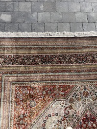 Tapis oriental de type Qom (Qum/Ghom) en soie &agrave; d&eacute;cor floral, deuxi&egrave;me moiti&eacute; du 20&egrave;me si&egrave;cle