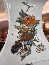 Vase rectangulaire en porcelaine de Chine qianjiang cai &agrave; d&eacute;cor de figures dans un paysage et d'oiseaux parmi des branches fleuries, 19&egrave;me si&egrave;cle